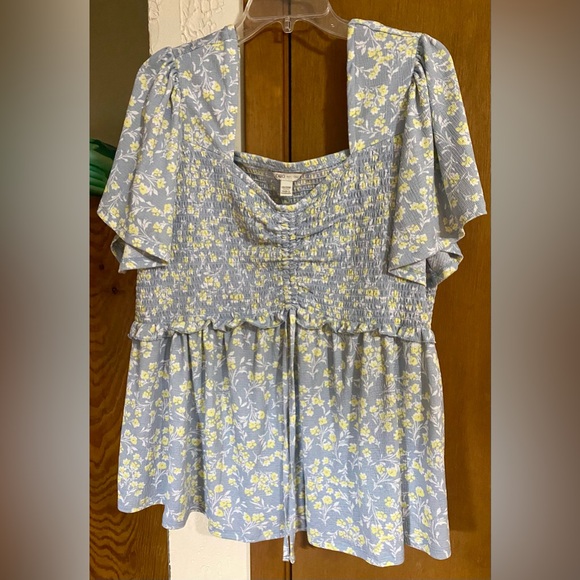 Cato Tops - 😊Women’s Cato Size 18/20W Gathered Front w/Tie